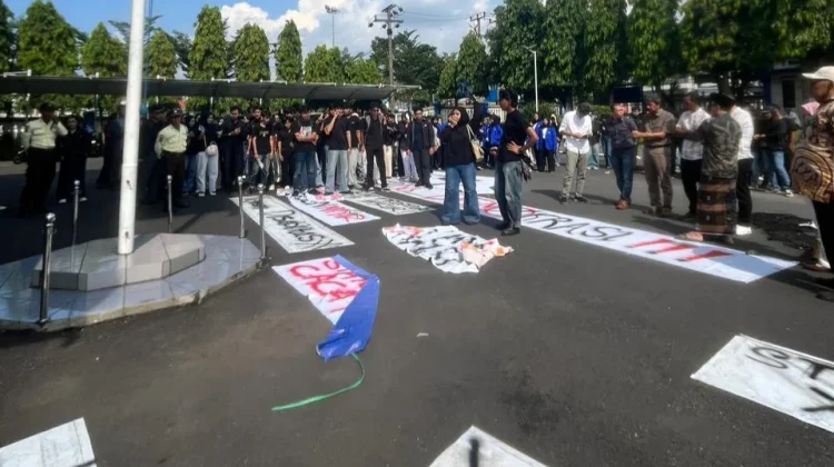 Mahasiswa UNMA Majalengka Unjuk Rasa Tolak Statuta 2026