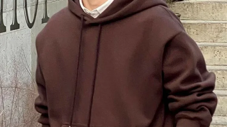 Rahasia Menjaga Hoodie Kesayangan Tetap Awet dan Cerah