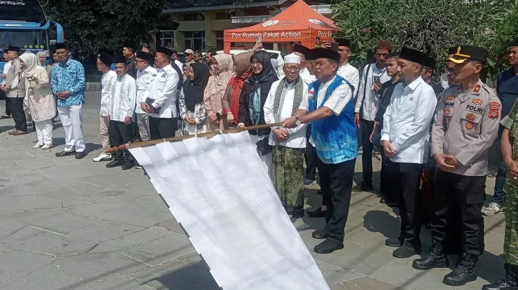 Tangis Haru Iringi Pelepasan 439 Jemaah Haji Kloter 6 oleh Bupati Majalengka