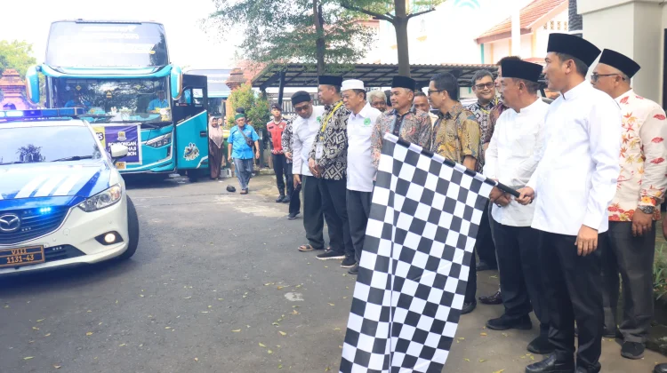 Calon Jemaah Haji Kloter 5 KJT Asal Kabupaten Cirebon Berangkat menuju Tanah Suci