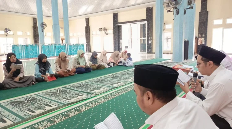 Penyuluh KUA Mundu Ajak Jamaah Biasakan Baca Al-Waqiah di Pengajian Rutin
