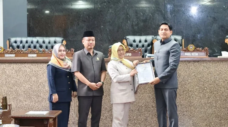 Lucky Hakim Hadiri Paripurna DPRD Bahas LKPJ 2025 Indramayu