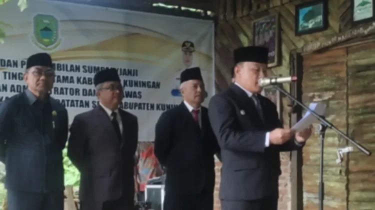 Bupati Kuningan Jelaskan Filosofi “Nanjak” Lantik Pejabat di Cadas Poleng