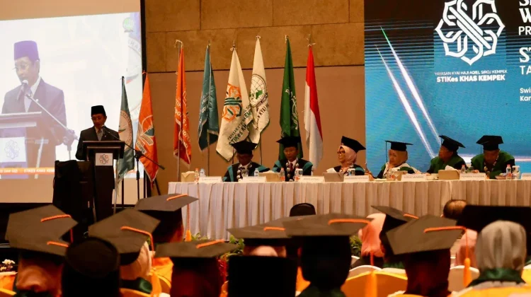 Wisuda STIKes KHAS Kempek, Menag Ingatkan Peran Kemanusiaan Tenaga Medis