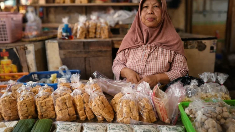 Puluhan Tahun Menabung, Pedagang Sayur Kuningan Berangkat Haji