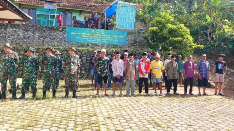 Akses Dusun Ciawitali Cimenga Diperbaiki TNI dan Warga