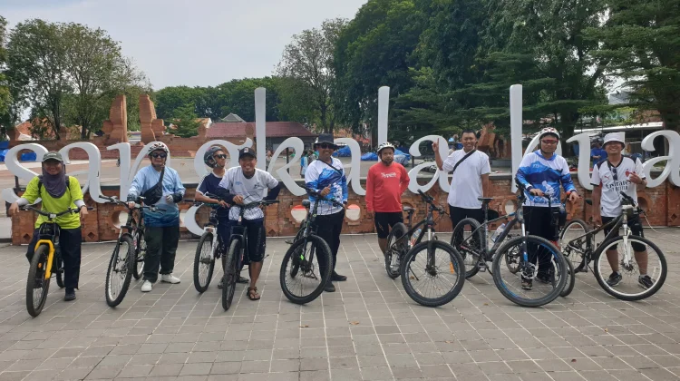 Gowes Santai RRI Cirebon: Menyisir Ikon Kota Sambil Sambut Anggota Baru
