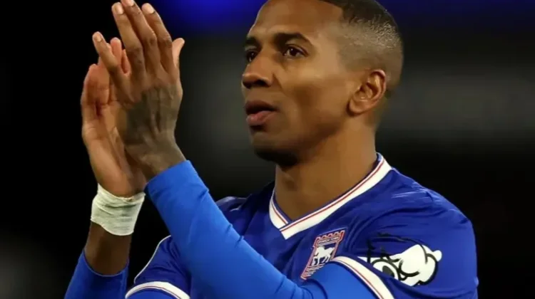 23 Tahun Berkarier, Ashley Young Resmi Pensiun