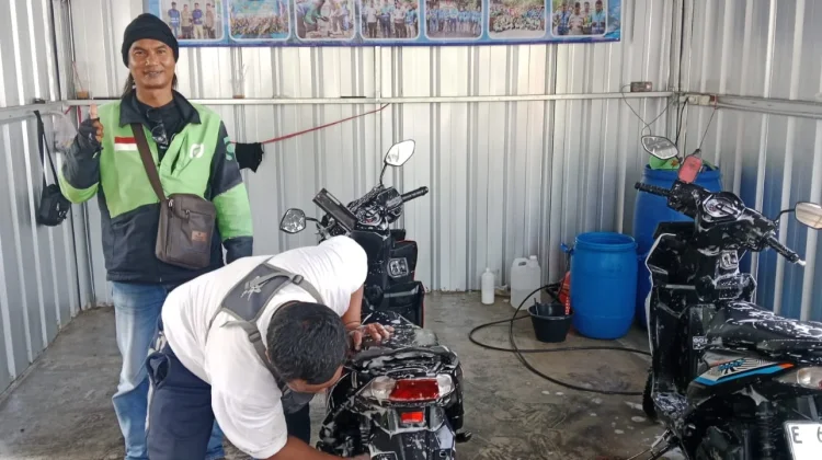 Polres Cirebon Kota Sediakan Cuci Motor Gratis Setiap Hari untuk Ojol