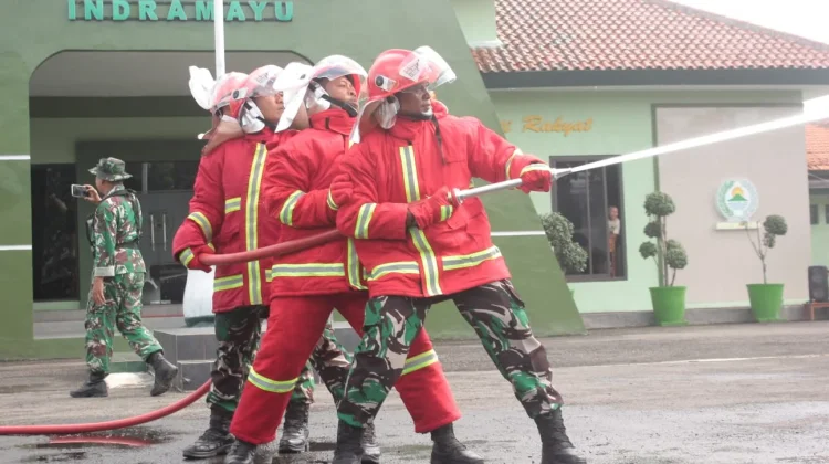 Kodim 0616/Indramayu gandeng Damkar latihan bersama