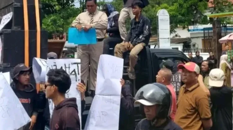 Ratusan Massa FSI Tuntut Keadilan di Pengadilan Negeri Indramayu