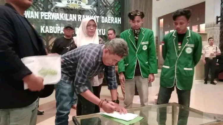 Mahasiswa Indramayu Tuntut Revisi UU Cipta Kerja dan Tolak Penggusuran