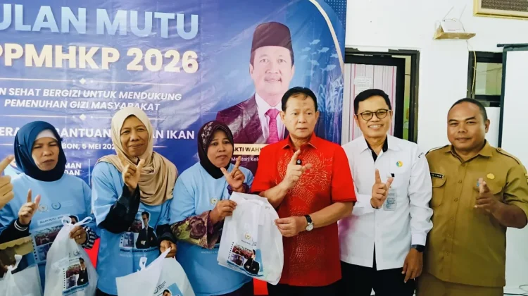 Anggota DPR RI Rokhmin Salurkan 500 Paket Makanan Olahan Ikan ke Santri dan Warga