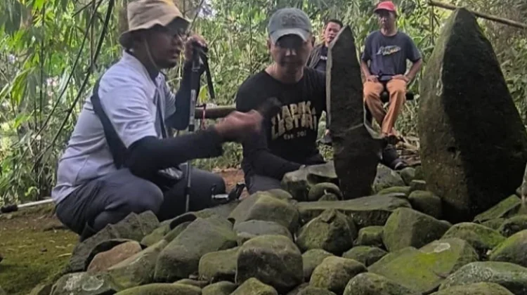 Gunung Ageung Majalengka Simpan 15 Situs Megalitikum