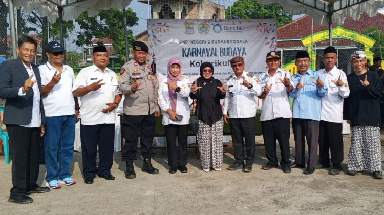Ratusan Siswa SMPN 2 Suranenggala Meriahkan Karnaval Budaya Nusantara