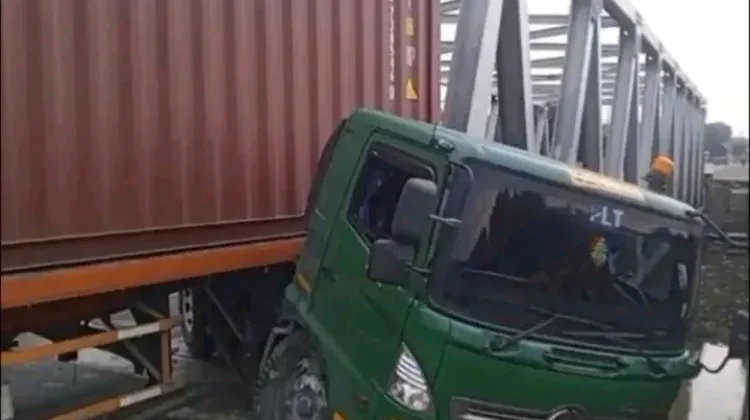 Truk Kontainer Tabrak Penyapu Koin di Jembatan Kali Sewo
