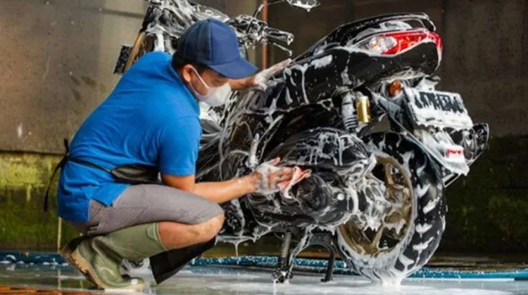 Cara Mencuci Motor yang Benar dan Aman