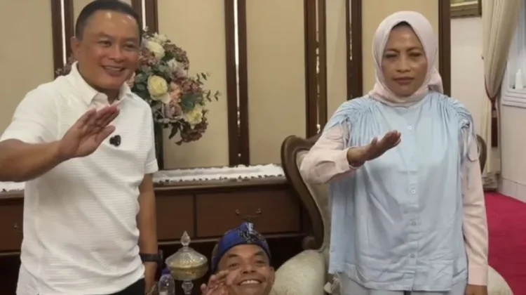 Bunda El Promosikan UMKM Kuningan kepada Komedian Ucok Baba