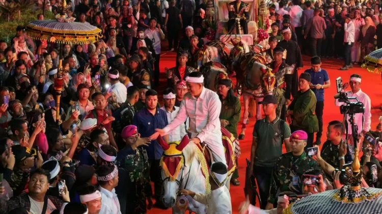 Kirab Mahkota Binokasih Teguhkan Cirebon sebagai Kota Budaya dan Pluralisme