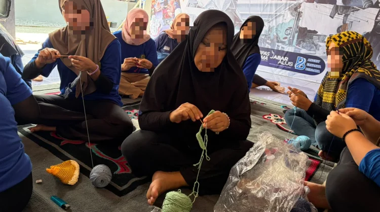 Warga Binaan Lapas Indramayu Ikuti Pelatihan Tas Rajut