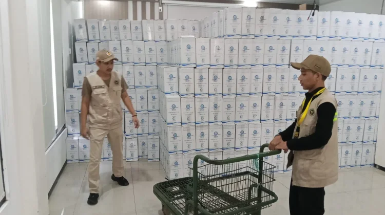 Sebanyak 8 Ribu Jerigen Air Zam Zam Tiba di Embarkasi Jakarta Bekasi