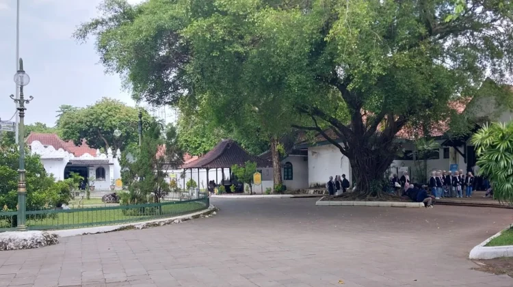 Wisatawan Kota Ambon Kagumi Keindahan dan Sejarah Keraton Kasepuhan