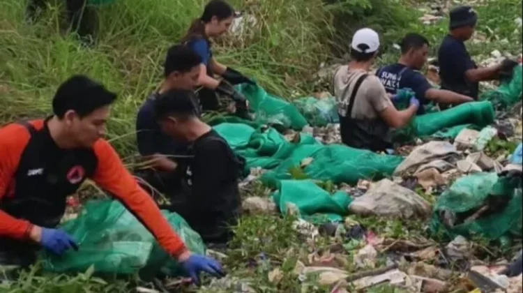 Bupati Indramayu Jebur Sungai Bersihkan Sampah Bersama Warga