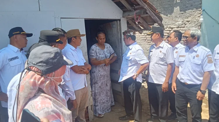 Bupati Cirebon Imron Tinjau Program Rutilahu di Desa Melakasari