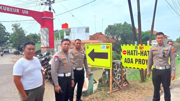 Polisi dan PUTR Cek Kesiapan Perbaikan Jembatan Monjot Kertajati Majalengka