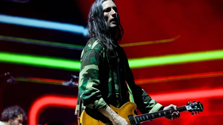 Gitaris Nick Valensi Absen dalam Tur The Strokes
