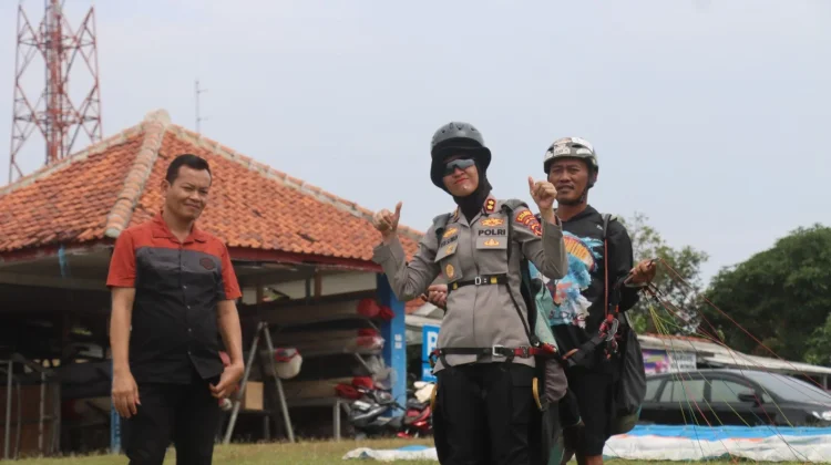 Wisata Paralayang, Kapolres Majalengka Nikmati Sensasi Terbang di Kota Angin