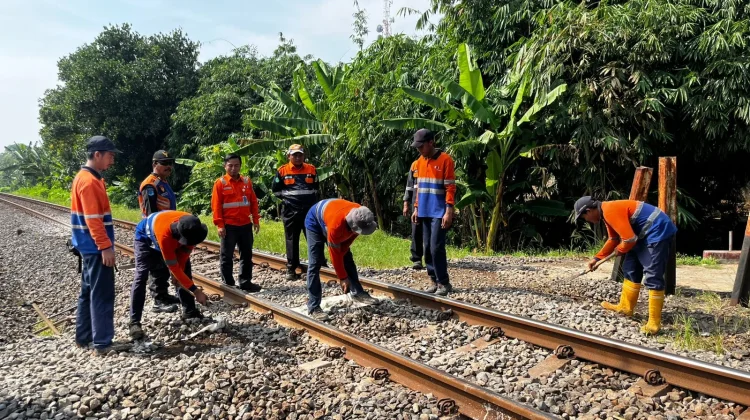 KAI Daop 3 Cirebon Gencarkan Penutupan Perlintasan Ilegal Demi Keselamatan
