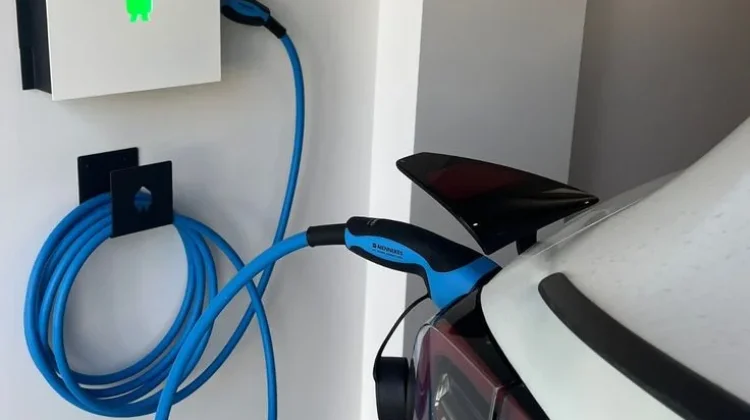 Apakah Mobil Listrik Menggunakan Oli? Simak Faktanya!