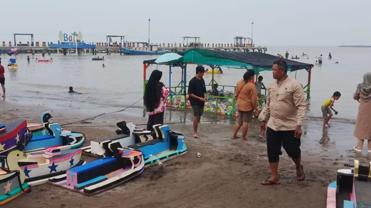 Wisatawan Padati Pantai Balongan Indah Dua pada Akhir Pekan