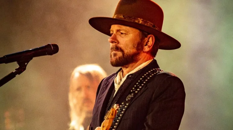 Kiefer Sutherland Batalkan Tur AS akibat Sepi Peminat