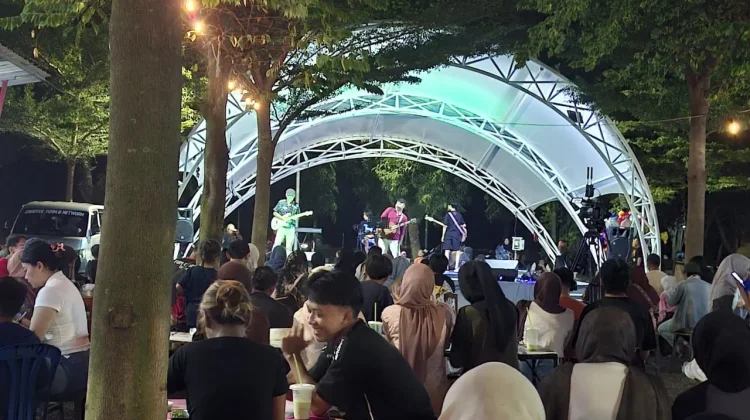 Panggung Rakyat Hidupkan Taman Parkir Sumber Jadi Ruang Publik Warga Cirebon