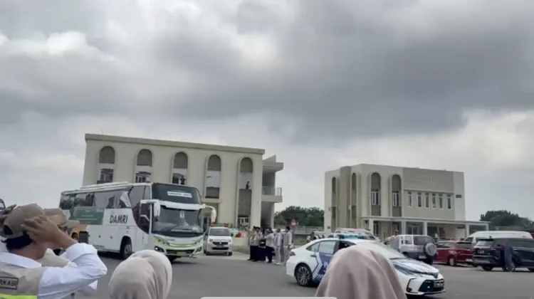 Sebanyak 315 Jemaah Haji Kloter 40 KJT Diberangkatkan ke Tanah Suci