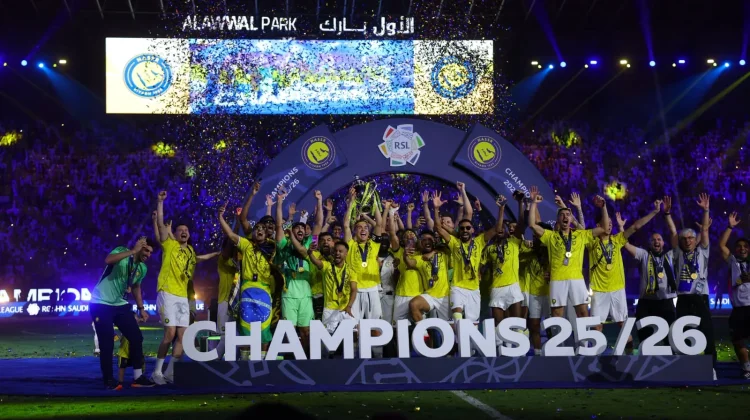 Cristiano Ronaldo Bawa Al Nassr FC Juara Liga Arab Saudi