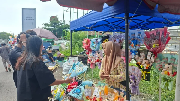 Penjual Buket Keliling Raup Rezeki di Wisuda UGJ Cirebon