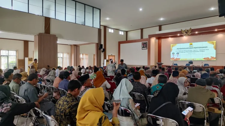BKPSDM Kabupaten Cirebon Serahkan SK Pensiun kepada 246 ASN