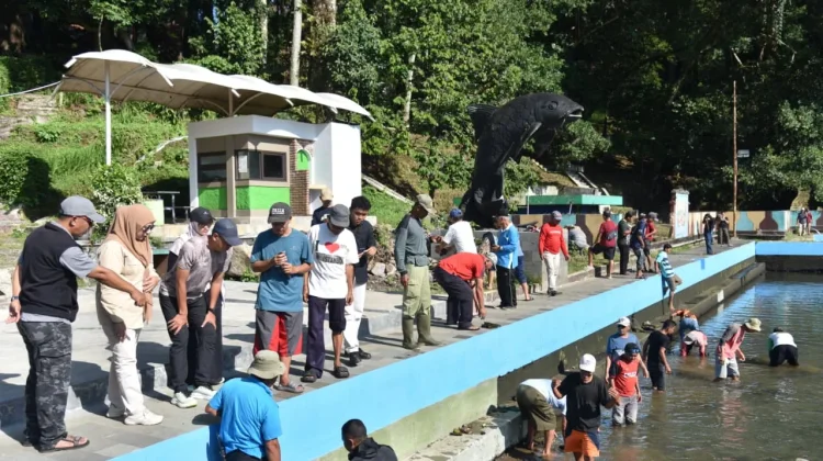 Warga Cigugur Gotong Royong Bersihkan Balong Girang