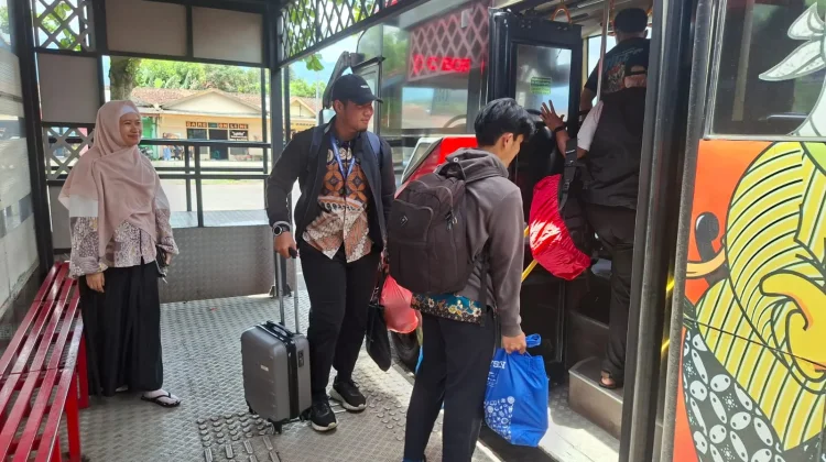 Daripada Subsidi Motor Listrik, Pemerintah Harusnya Benahi Angkutan Umum
