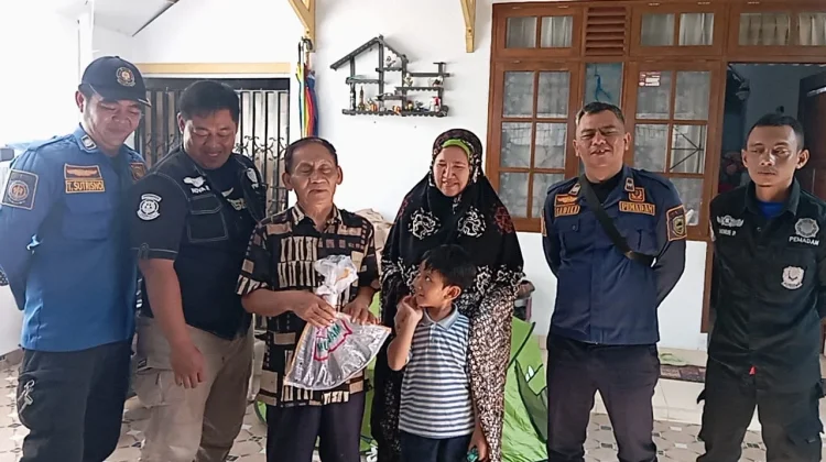 Sembunyi di Bawah Akuarium, Anak Biawak Dievakuasi Damkar