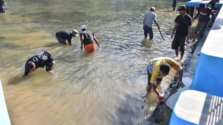 Gotong Royong Bersihkan Balong Girang, Warga Cigugur Jaga Habitat Ikan Dewa