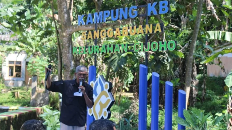Warga Cijoho Bangun Kampung KB Secara Swadaya