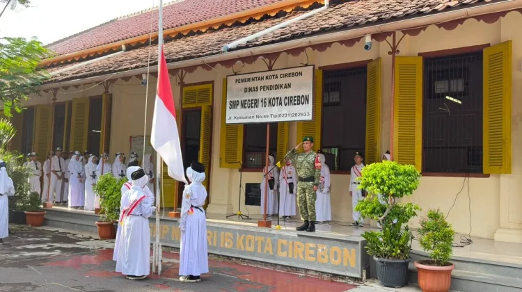 Babinsa Lemahwungkuk Berikan Pembekalan Kebangsaan di SMPN 16 Kota Cirebon
