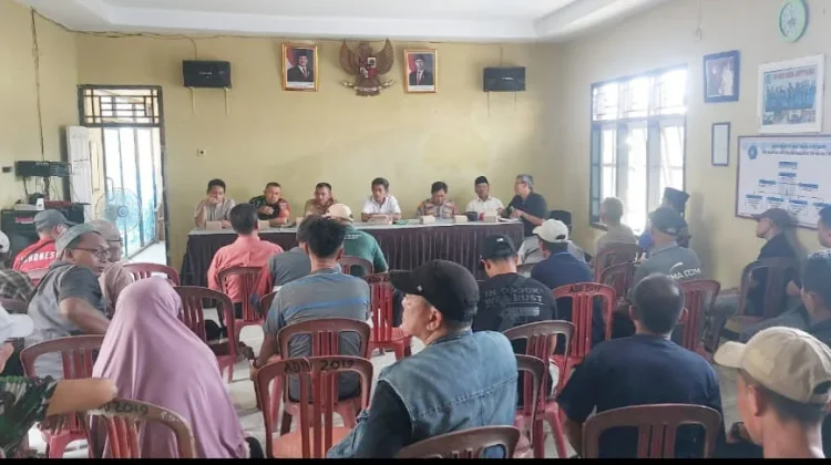Warga Desa Jatitujuh Majalengka Segel Kantor Desa, Soroti Transparansi Anggaran