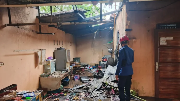 Toko Kelontong di Indramayu Terbakar saat Mengisi Bensin Eceran