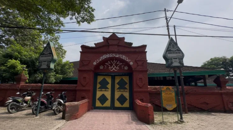 Menjaga Denyut Spiritual 24 Jam di Masjid Agung Sang Cipta Rasa