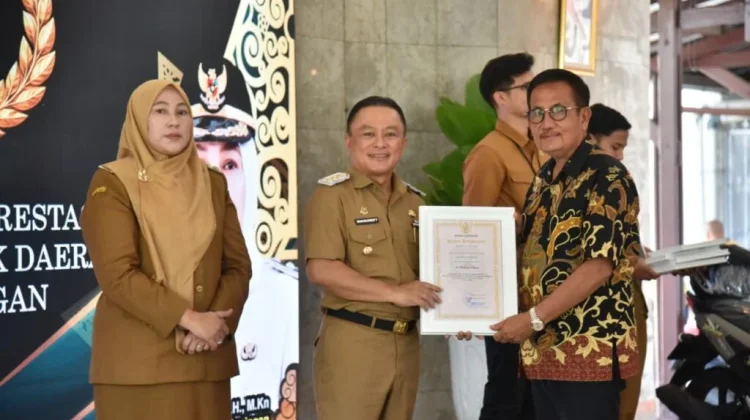 Bappenda Kuningan Beri Penghargaan Kepada Wajib Pajak